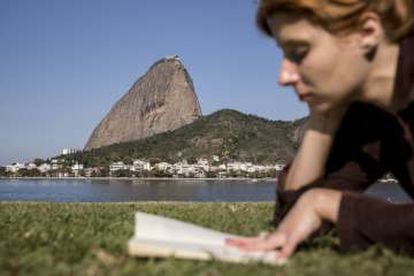 A enfermeira Bruna Siqueira lê um livro no Aterro do Flamengo, no Rio.