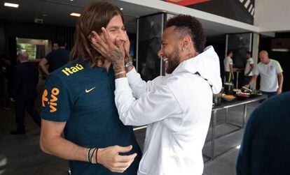 Neymar cumprimenta Filipe Luís em sua visita à seleção.