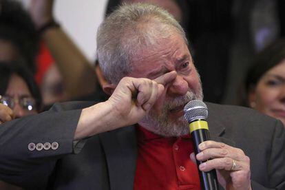 Lula chora durante sua fala nesta quinta.