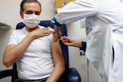 Voluntário recebe em São Paulo a vacina desenvolvida pela empresa chinesa Sinovac.