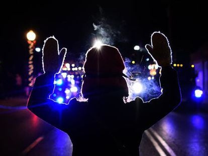 Manifestante em novembro, na localidade de Ferguson (Missouri).