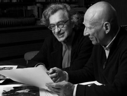 O cineasta Wim Wenders e o fotógrafo Sebastião Salgado em cena do documentário 'O sal da terra'.