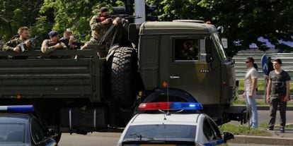 Um caminhão com milicianos a caminho do aeroporto de Donetsk.