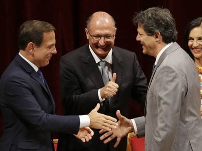 Doria cumprimenta Haddad sob a aprovação de Geraldo e Lu Alckmin.