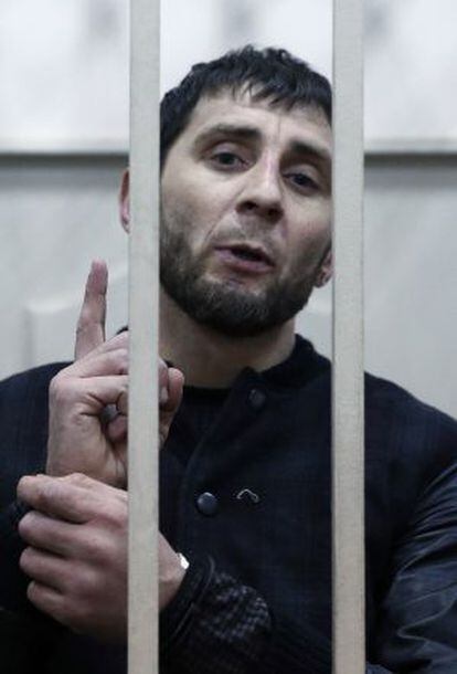 Zaur Dadaev, acusado formalmente do assassinato do opositor russo Nemtsov, na cela de indiciados.