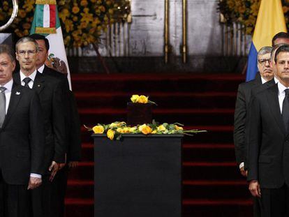 Os presidentes de Colombia (i) e México (d) junto à urna com as cinzas de García Márquez em sua despedida.