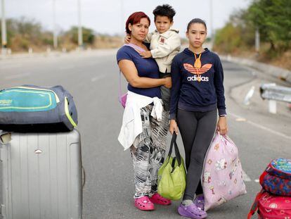 Arlene Gerder, junto a sus hijos tras pasar el control fronterizo en Tumbes (Perú).