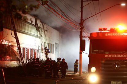 Bombeiros controlam o incêndio no galpão da Cinemateca Brasileira, em São Paulo, na quinta-feira.