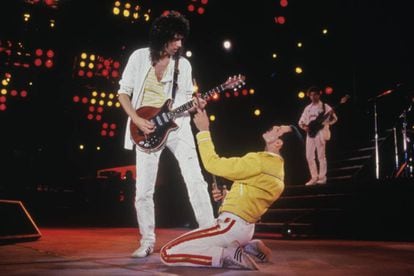Mercury ajoelha-se ante Brian May no concerto de Wembley de 1986.