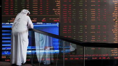 Um investidor diante de um painel da Bolsa do Kuwait, no domingo.