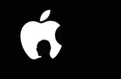Um homem passa à frente do logotipo da Apple durante uma apresentação da Apple TV em setembro passado.