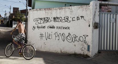 "Se roubar cidadão na favela #vai pro saco!", diz pichação no Pirambu.