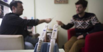 Um jovem se submete a um teste de HIV em madri