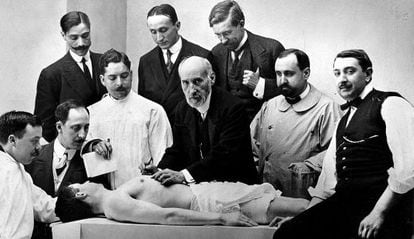 Classe de anatomia de Santiago Ramón y Cajal (no centro) em 1915.