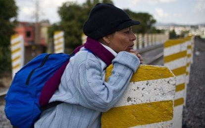 Uma imigrante centro-americana espera o trem de mercadorias conhecido como ‘O Monstro’ para chegar aos EUA, em Apizaco, estado de Tlaxcala, México.