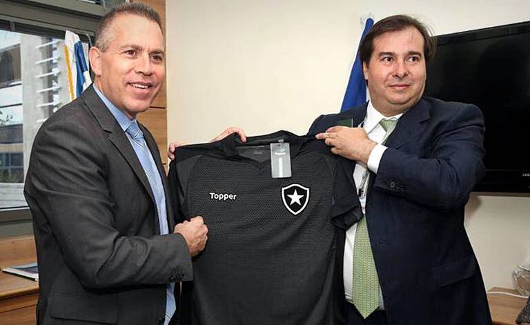 Rodrigo Maia (à dir.) exibe a camisa do Botafogo, seu time do coração.