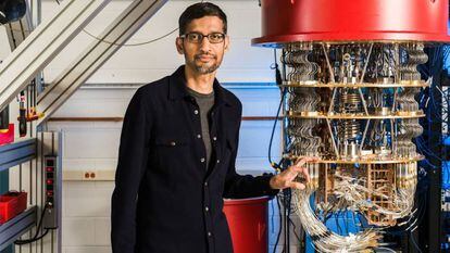 Sundar Pichai, presidente-executivo do Google, ao lado de um dos computadores quânticos da empresa em seu laboratório em Santa Barbara, Califórnia.