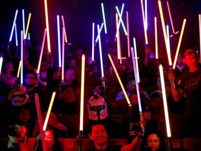 Espectadores de ‘Os últimos jedi’ em Subang Jaya, na Malásia, levantam seus sabres de luz na sexta-feira 15 de dezembro.