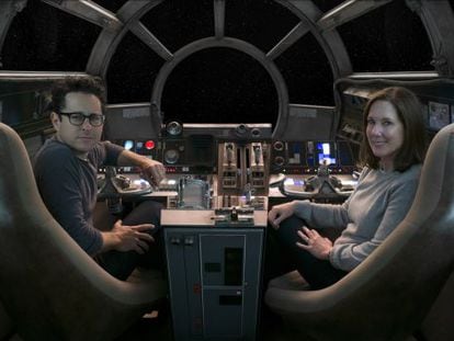 O diretor J. J. Abrams e a produtora Kathleen Kennedy, a bordo do Halcón Milenario.