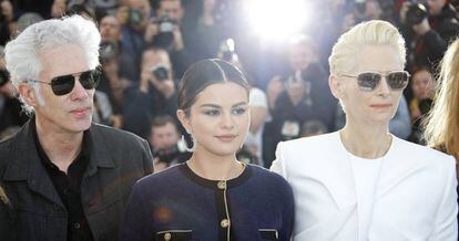 Jim Jarmusch, Selena Gómez e Tilda Swinton posam para os fotógrafos em Cannes
