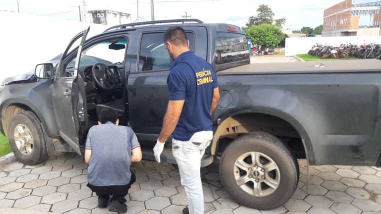 A picape Chevrolet S10 de Hamilton Alves foi alvejado com oito tiros.