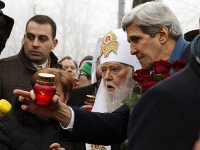 O secretário de Estado dos EUA, John Kerry, em sua visita à Maidan de Kiev.