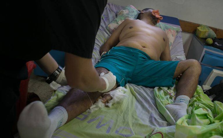 Médico de plantão atende paciente no Hospital Periférico de Coche, em Caracas.