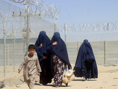 Mulheres e crianças afegãs neste sábado junto à cerca que separa a fronteira entre Paquistão e Afeganistão na localidade paquistanesa de Chaman