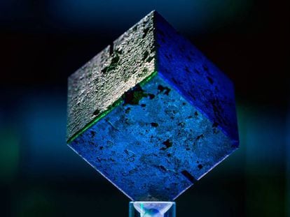 O cubo de urânio mostra as imperfeições próprias da tecnologia de fabricação da época.