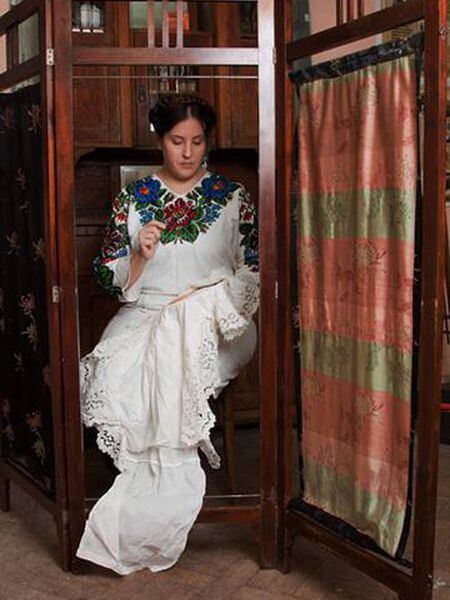 A artista María (Pimienta) Sánchez, no Museu de Gênero de Carcóvia, vestida com um traje regional ucraniano com pedras preciosas e bordado à mão. O vestido foi doado ao museu em 2010 por seguidores de Yulia Tymoshenko, ex-primeira-ministra do país.