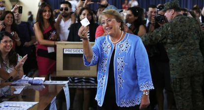 Michelle Bachelet durante a votação.