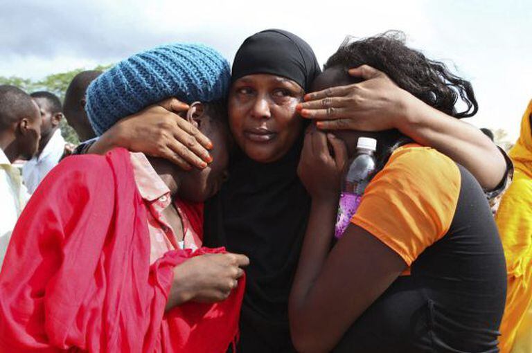 Estudantes resgatadas no quartel de Garissa (Quênia), um dia depois do atentado islâmico contra a universidade local.