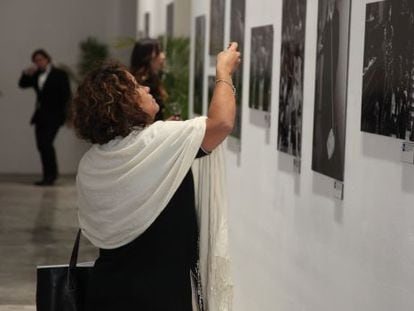 Uma mulher visita uma exposição de fotografia em Miami.