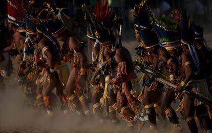 Grupo de índios durante jogos indígenas em Cuiabá.
