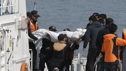 Traslado de uma vítima do naufrágio ao porto de Jindo.