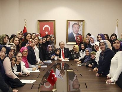 O presidente turco, Recep Tayyip Erdogan, com mulheres que apoiam seu partido em uma recepção em Istambul, em 3 de janeiro