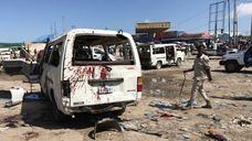 Imagem do local do atentado com carro-bomba neste sábado em Mogadíscio.