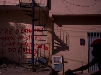 Em Fortaleza, os muros das comunidades de anunciam quem manda naquela área.