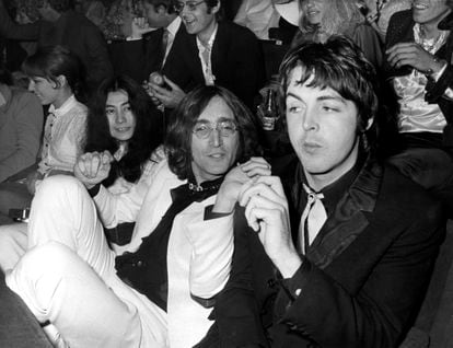 Yoko Ono, John Lennon e Paul McCartney na estreia de 'Yellow submarine’, em Londres. 