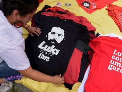 Apoiadora do ex-presidente Lula mostra camiseta com os dizeres 