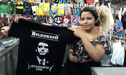 A vendedora Liriel Pires com uma das camisetas de Bolsonaro.