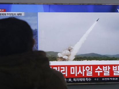 Homem de Seul assiste noticiário sobre o lançamento de míssil norte-coreano.