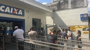Agência da Caixa Econômica Federal, na zona oeste de São Paulo, registra fila nesta quinta-feira, 23 de abril de 2020.