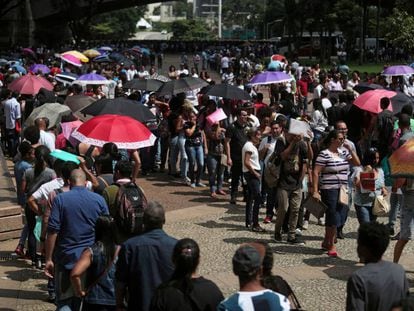 Desempregados aguardam em fila para participar de um processo de seleção em São Paulo, em 29 de março.
