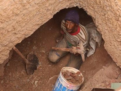 Benaqla Sadki trabalha procurando fósseis perto de Erfoud (Marrocos).