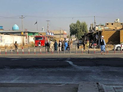 Membros do Talibã reunidos perto da mesquita xiita em Kandahar, onde as explosões ocorreram nesta sexta-feira.