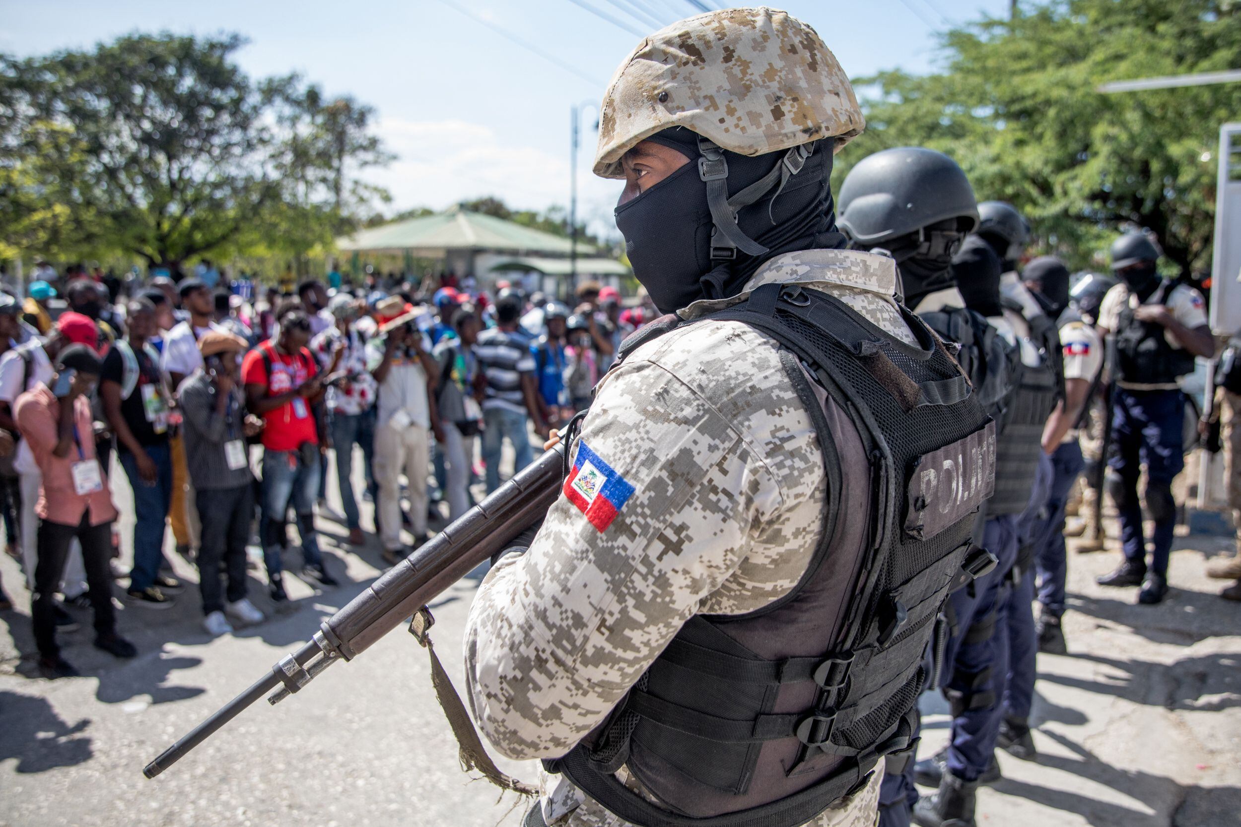 Policial armado vigia protesto de jornalistas em Porto Príncipe. 