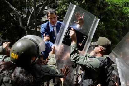 Guaidó, nas imediações da Assembleia Nacional, controlada por militares.