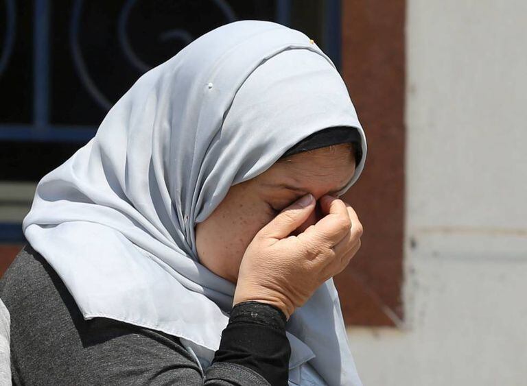 Parente de vítima chora no aeroporto do Cairo.