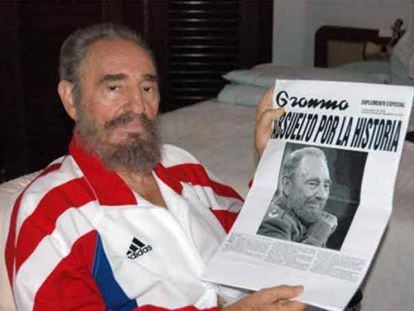 Fidel segura uma fotocópia do jornal ‘Granma’.